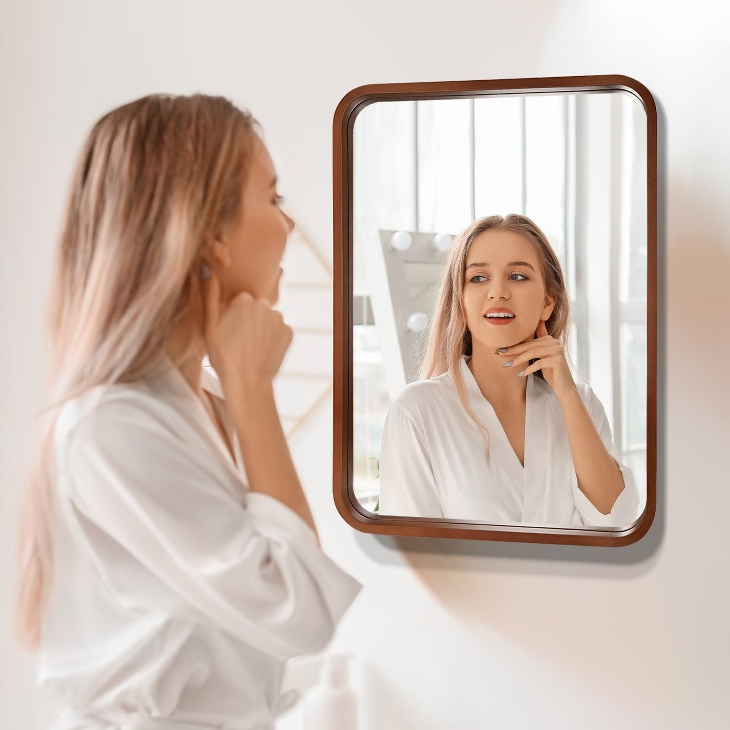 Miroir mural rectangulaire à coins arrondis de style ferme avec cadre en bois massif