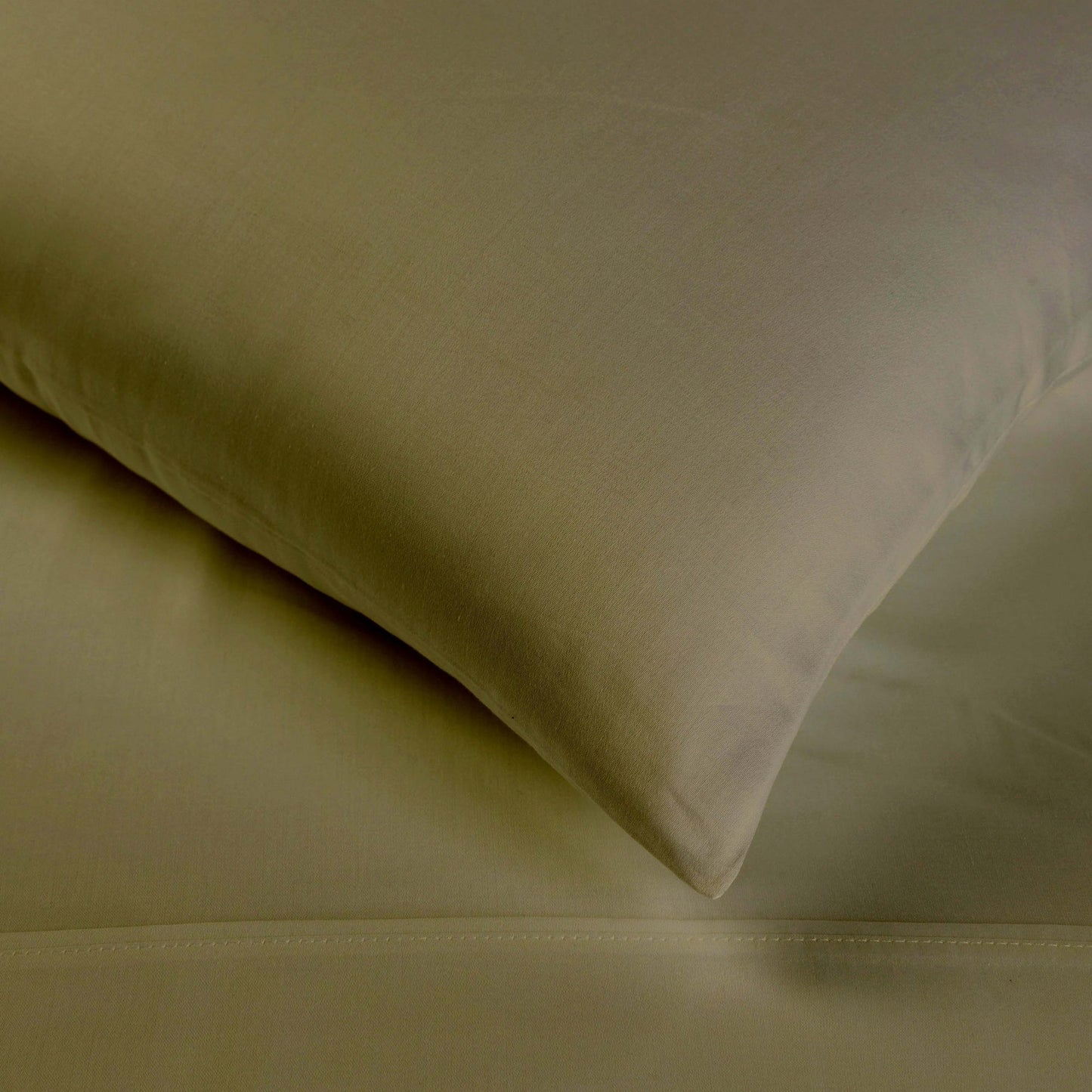 Superior Egyptian Cotton 400 Thread Count Solid Deep Pocket Bed Sheet Set