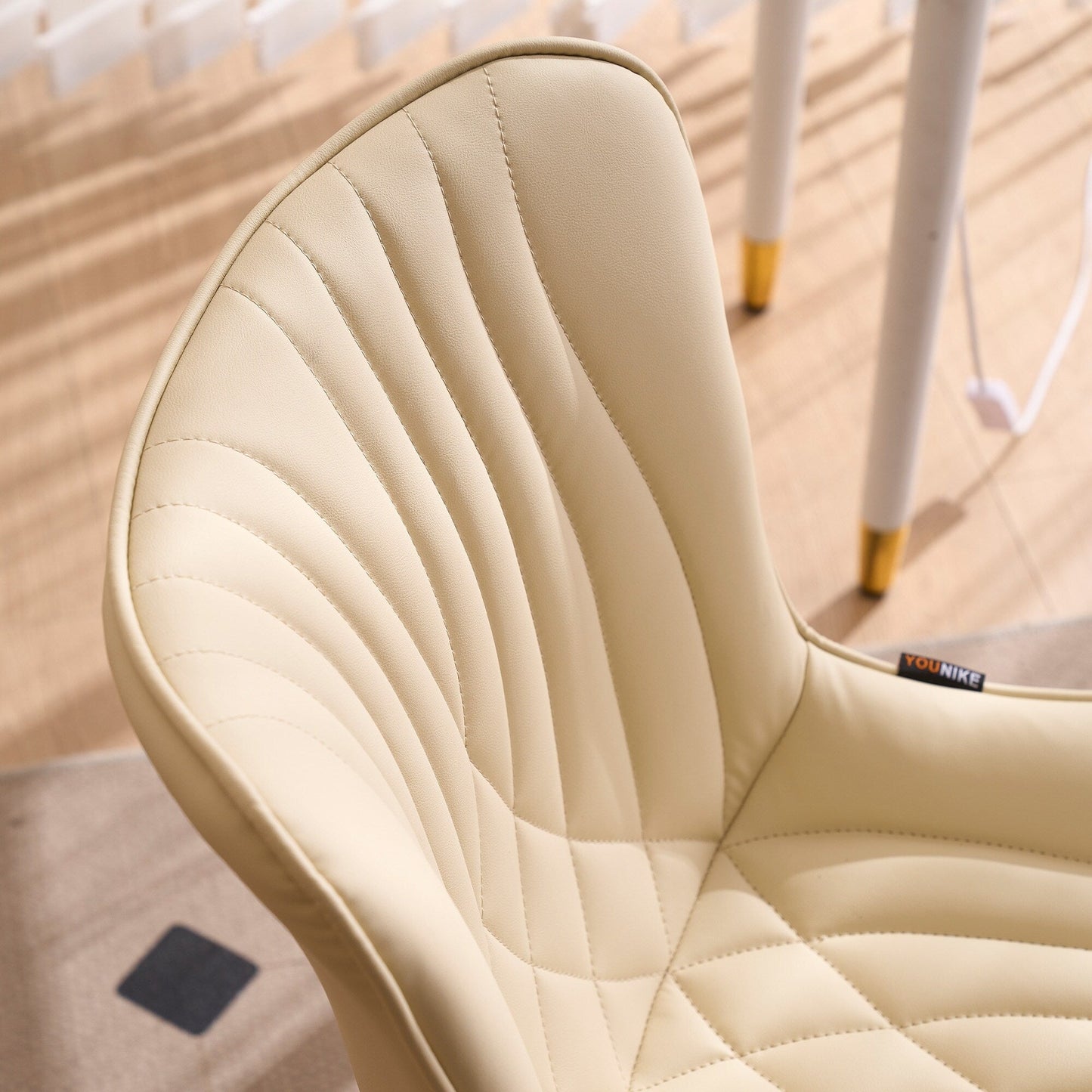 Ensemble de 2 chaises de salle à manger modernes sans accoudoirs, revêtues de cuir.