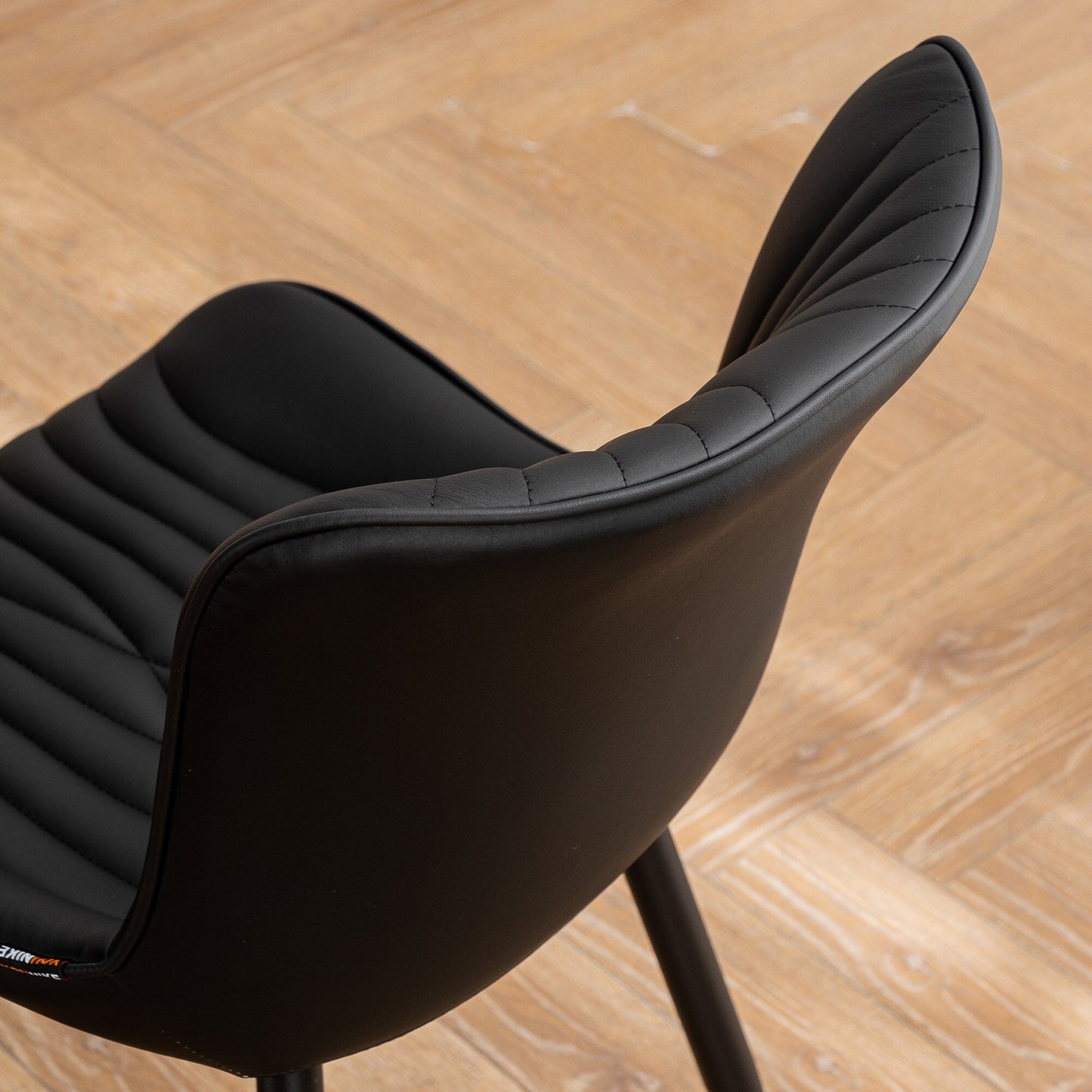 Ensemble de 2 chaises de salle à manger modernes sans accoudoirs, revêtues de cuir.