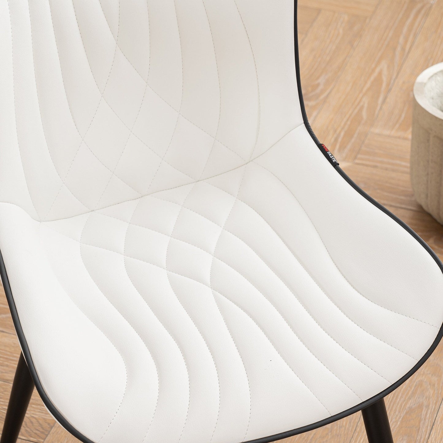 Ensemble de 2 chaises de salle à manger modernes sans accoudoirs, revêtues de cuir.