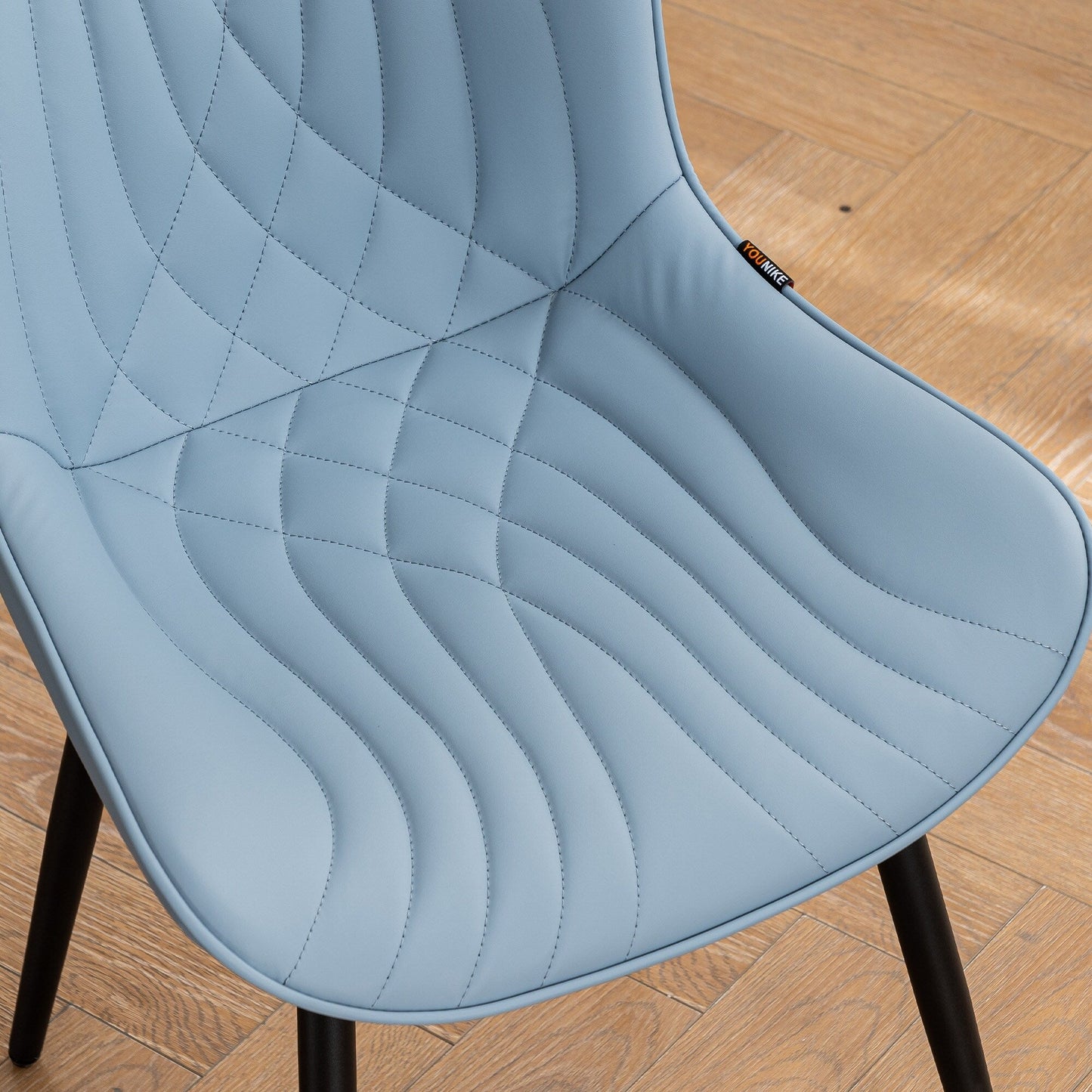 Ensemble de 2 chaises de salle à manger modernes sans accoudoirs, revêtues de cuir.