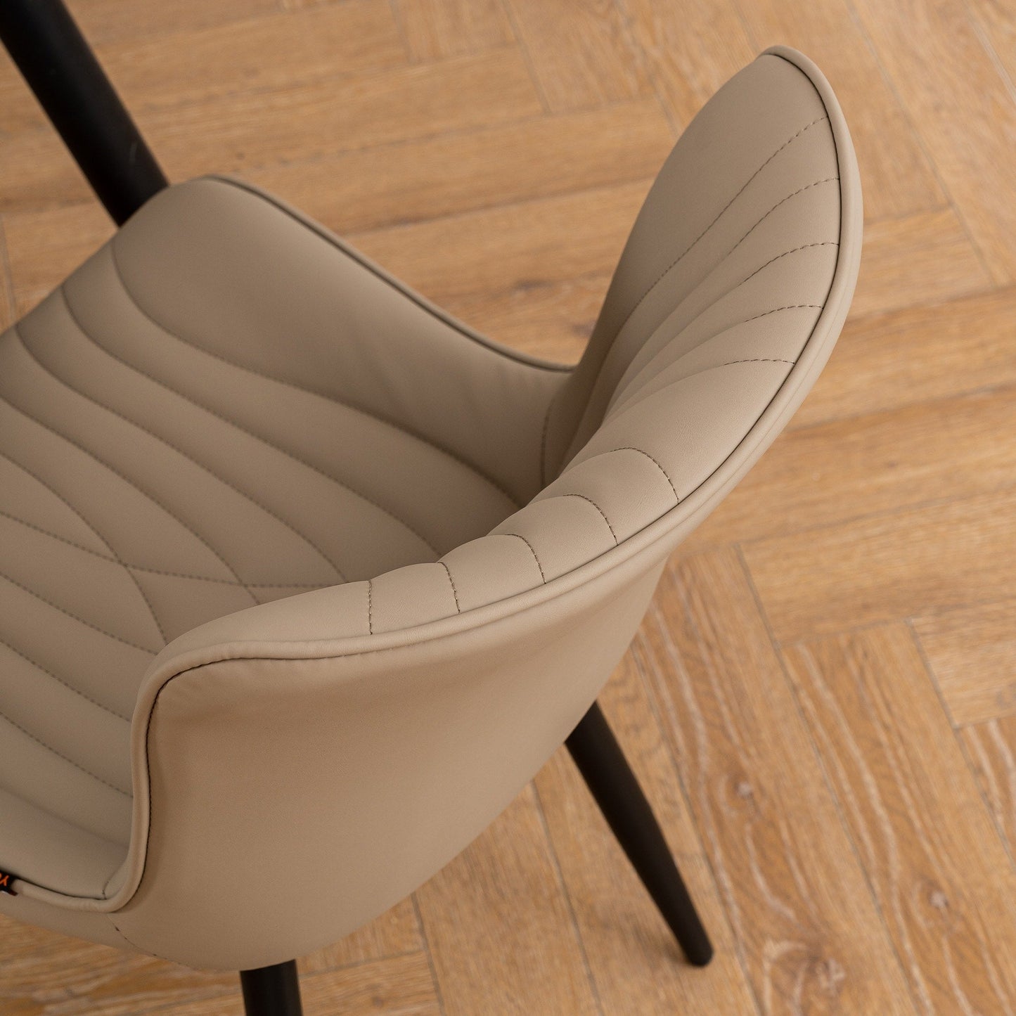 Ensemble de 2 chaises de salle à manger modernes sans accoudoirs, revêtues de cuir.