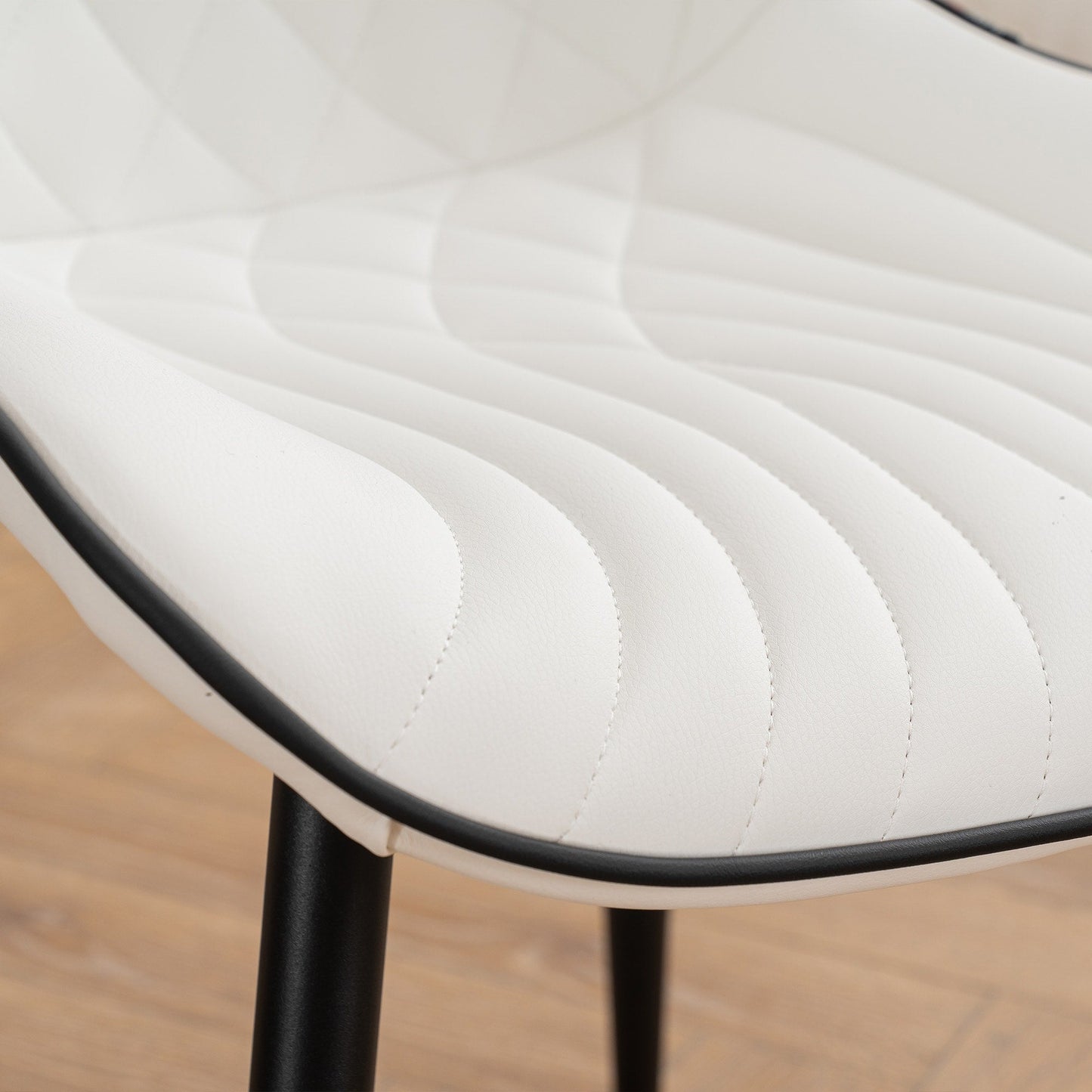 Ensemble de 2 chaises de salle à manger modernes sans accoudoirs, revêtues de cuir.