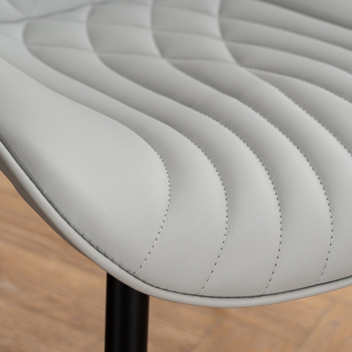 Ensemble de 2 chaises de salle à manger modernes sans accoudoirs, revêtues de cuir.