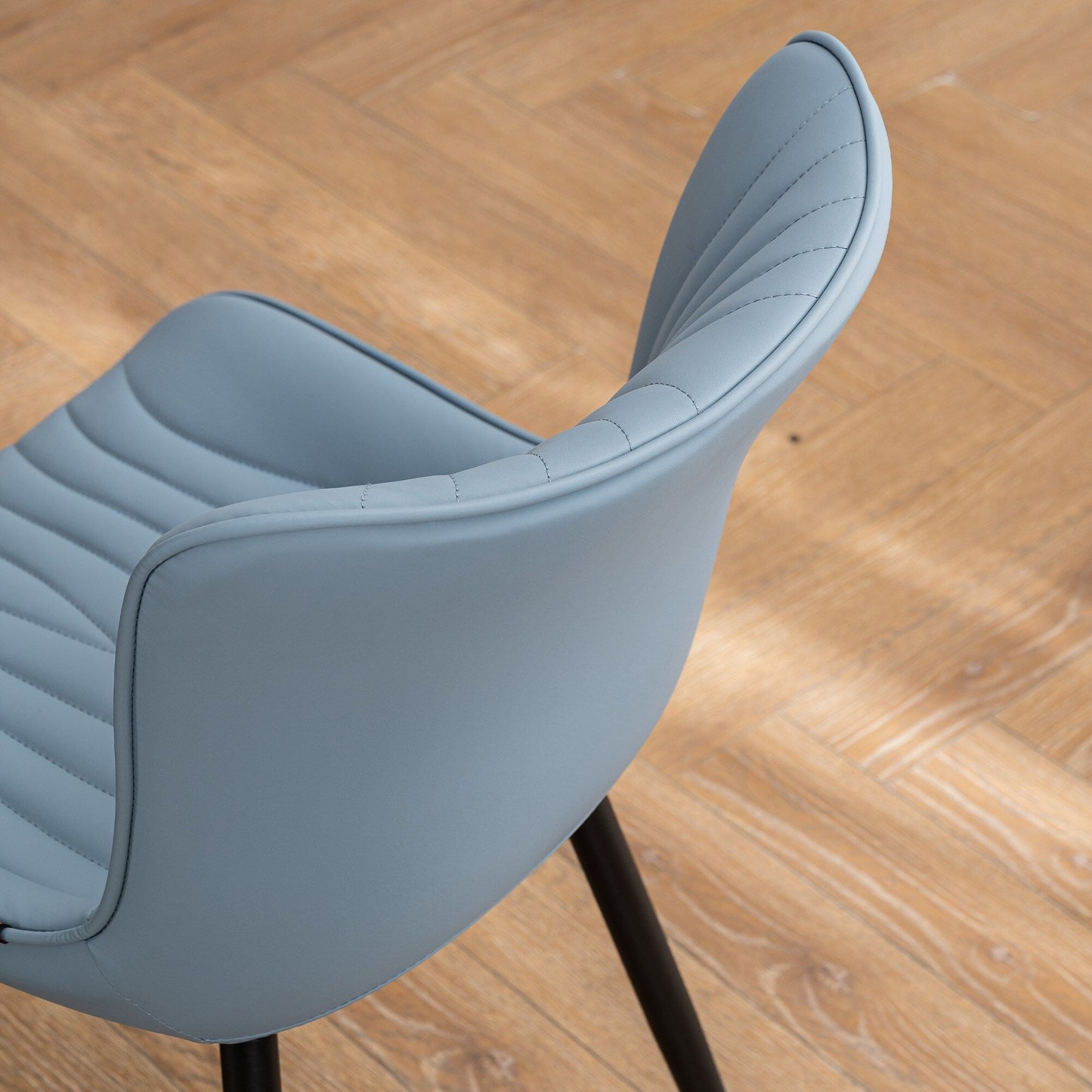 Ensemble de 2 chaises de salle à manger modernes sans accoudoirs, revêtues de cuir.