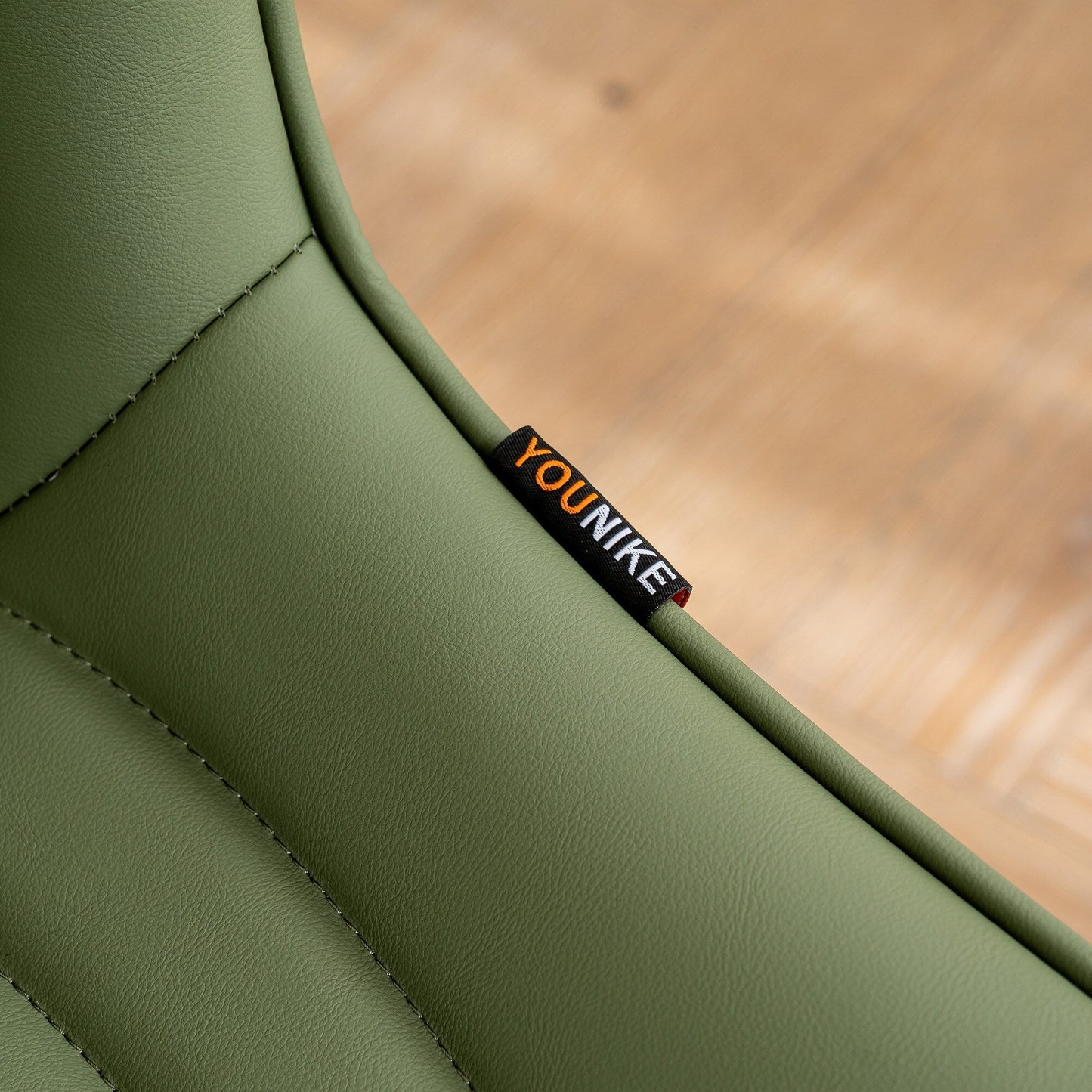 Ensemble de 2 chaises de salle à manger modernes sans accoudoirs, revêtues de cuir.