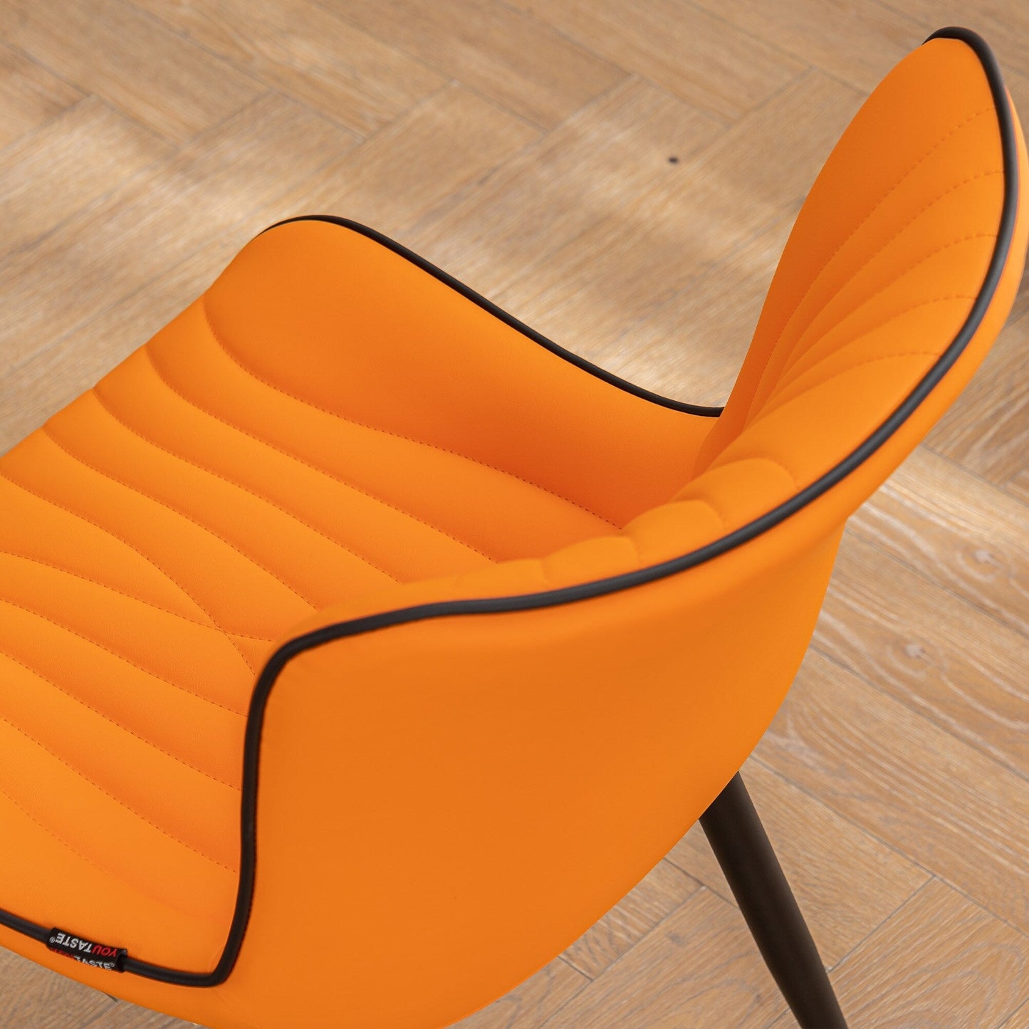 Ensemble de 2 chaises de salle à manger modernes sans accoudoirs, revêtues de cuir.